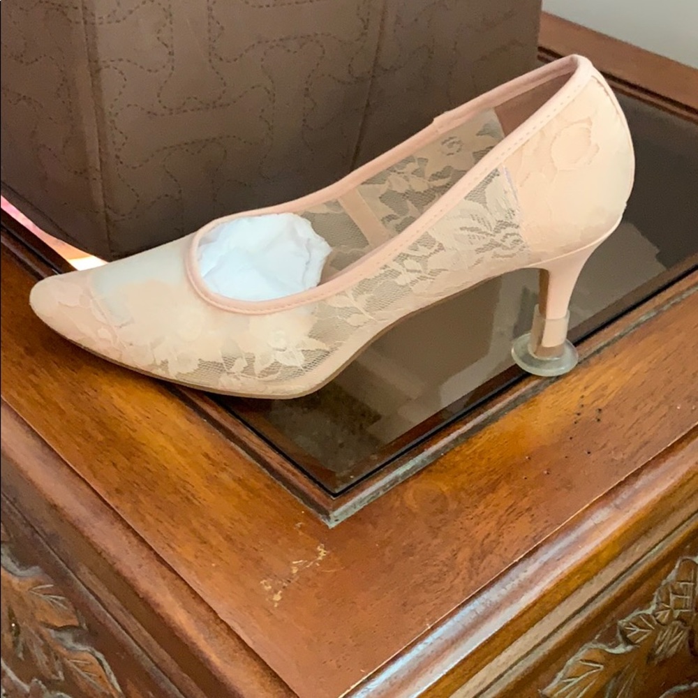 Light pink 2’ pump size 8.5